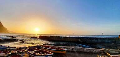 Am Fischerhafen von Ponta do Sol geht die Sonne unter Santo Antão - Sonnenuntergang und Fischerboote am Fischerhafen von Ponta do Sol