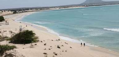 Weißer Sandstrand von Estoril auf Boavista Boavista - weißer Sand und blaues Meer am Strand von Estoril