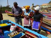 Santiago: Fischverkauf und bunte Fischerboote