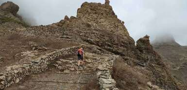 Auf der Wanderung von Juncalinho nach Carrical São Nicolau: Eine Wanderin wandert von Juncalinho nach Carrical
