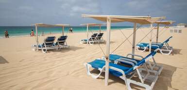 kapverdische Insel Sal : Hotel Dunas de Sal - Strandliegen