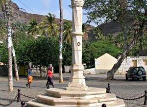 Weltkulturerbe Cidade Velha<br>Pelourinho = der Pranger. Hier wurden über Jahrhunderte die Sklaven verkauft. weitere Details siehe <a class="weiter" href="#geschichte">Weltkulturerbe Cidade Velha - Rundgang und Geschichte</a>