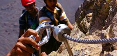 <p><strong>Bordeira- Via Ferrata (Klettersteig)</strong></p> <p>Warten am Klettersteig</p>