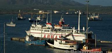 <p>Die kleine Riberia de Paul und die große Mar D'CAnal.</p> <p>Die alte Ribeira de Paul war lange Zeit die bekannteste Fähre zwischen São Vicente und Santo Antão. Ihr Eigner gab sich letztendlich erst der modernen RoRo-Fähre Mar D'Canal geschlagen und fährt seitdem bevorzugt nach São Nicolau. </p>
